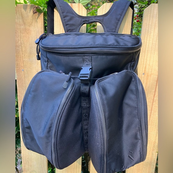 Huge Banana Republic backpack w/tons of storage.Great for travel/hiking/camping. - Picture 2 of 11